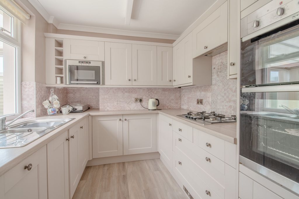Property photo 3 of 32 Kitchen