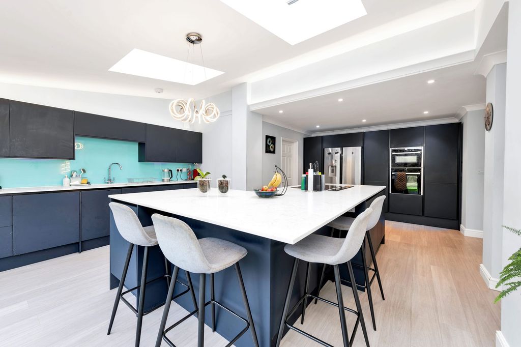 Property photo 3 of 37