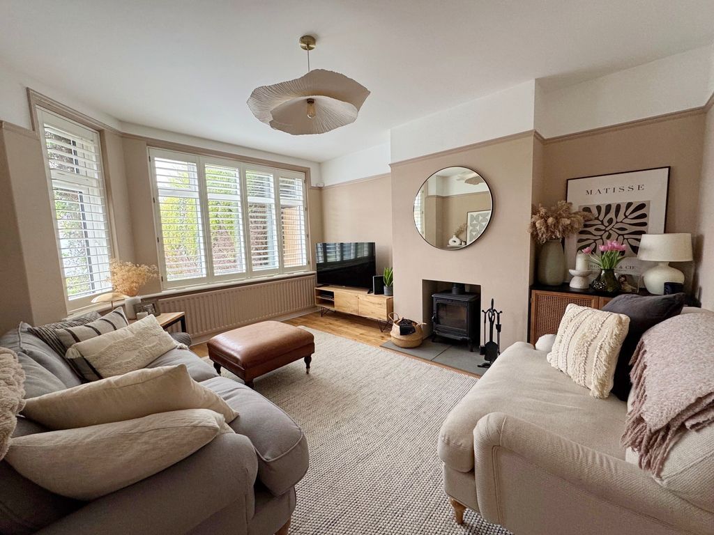 Property photo 3 of 20 Lounge