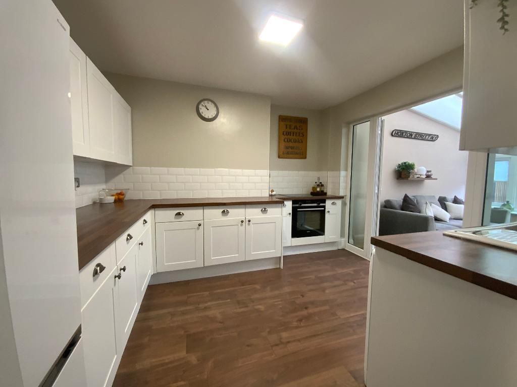Property photo 3 of 19 Kitchen 11'6 x 9'3