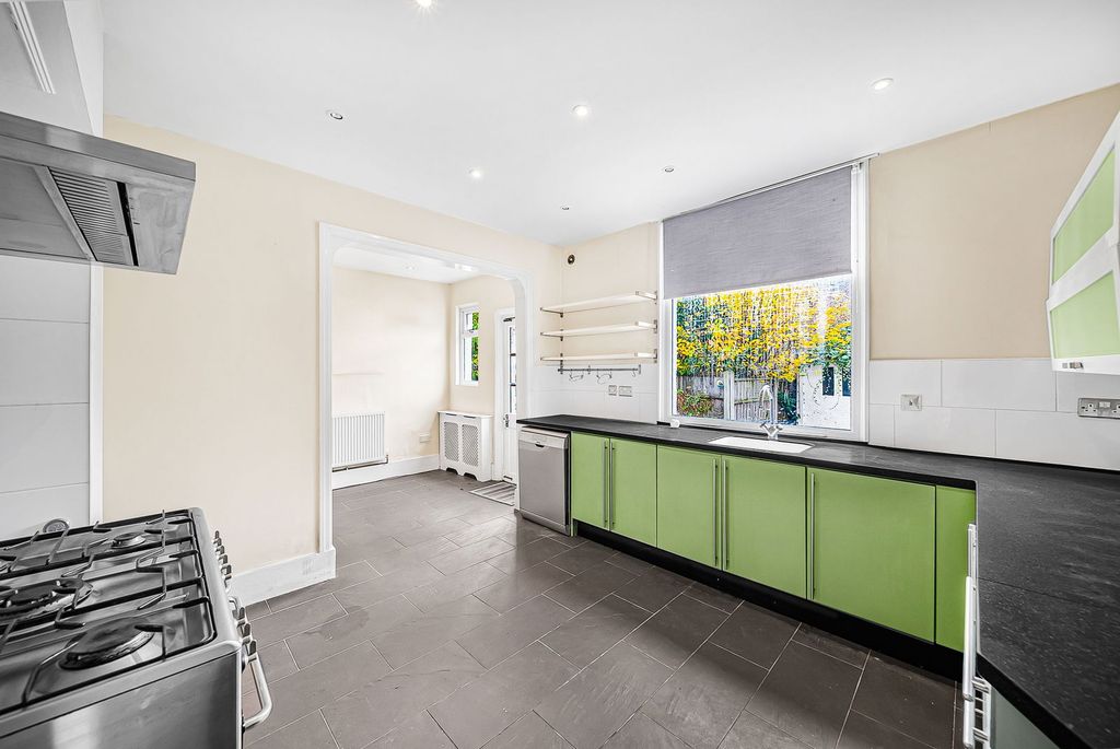 Property photo 3 of 34