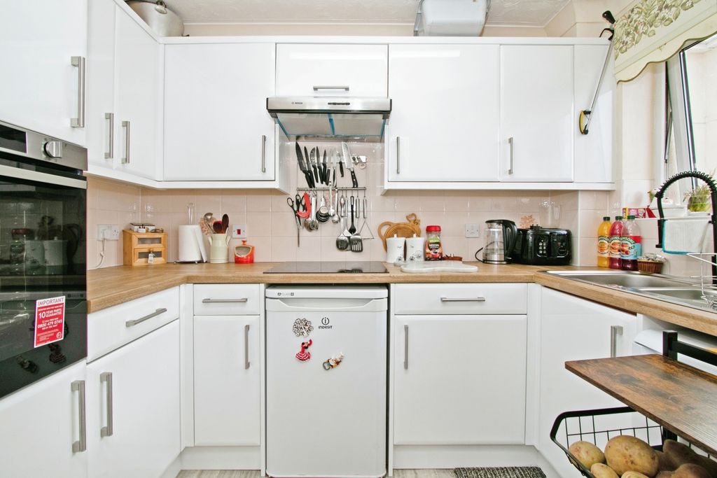 Property photo 3 of 16 Kitchen
