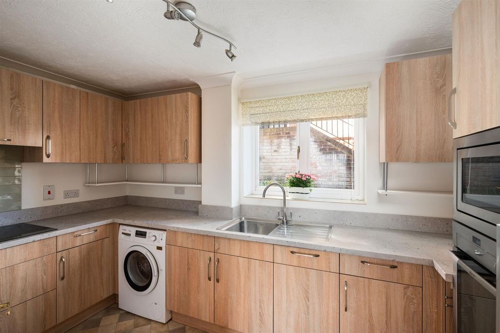 Property photo 3 of 10 Kitchen