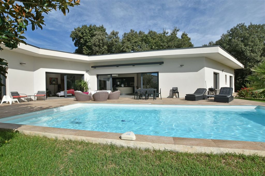Property photo 1 of 32