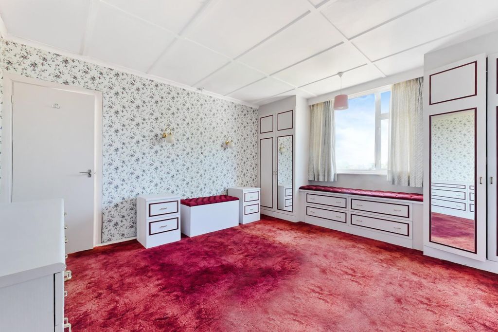 Property photo 3 of 16 Park Avenue West (17).Jpg