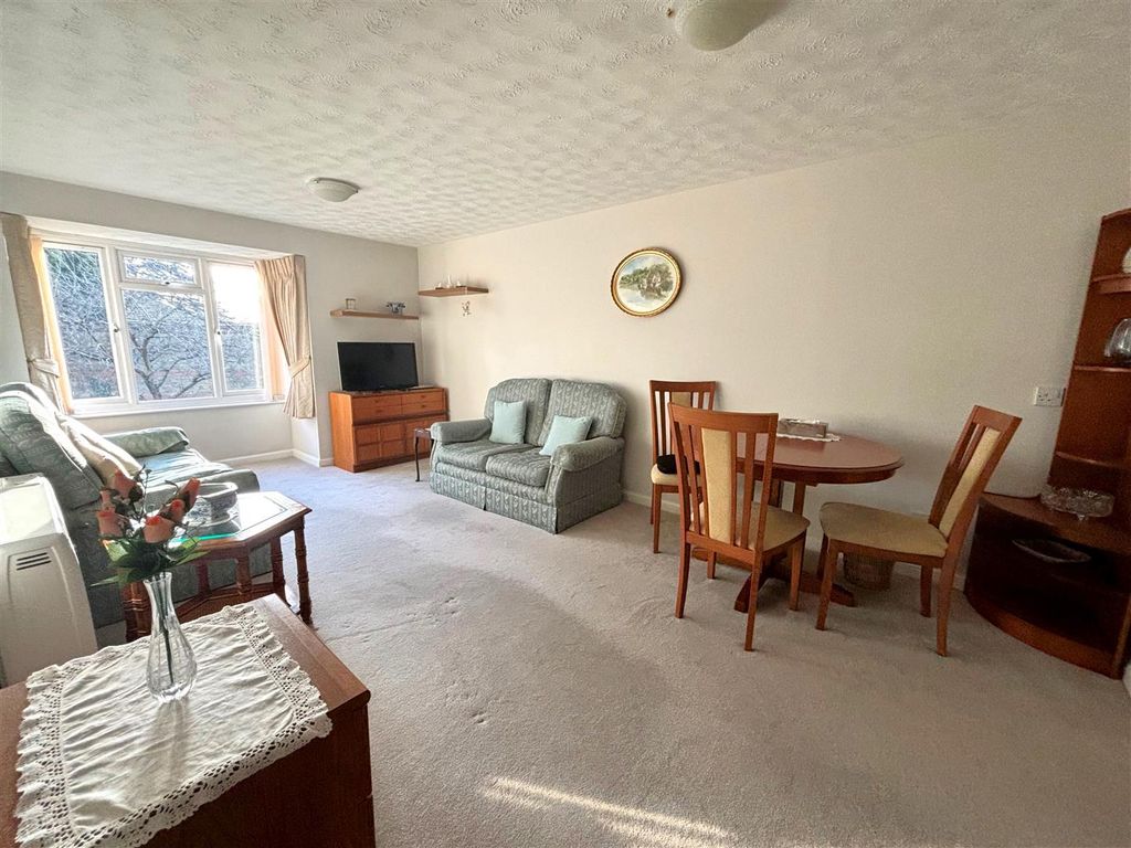 Property photo 2 of 14 Living 3