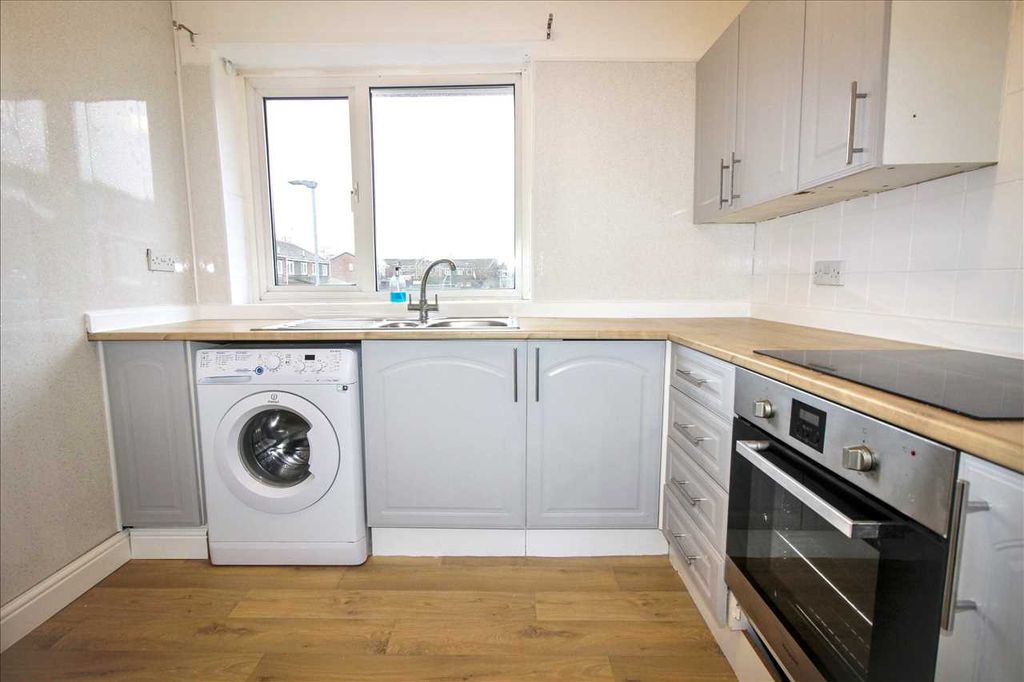 Property photo 3 of 6 Kitchen