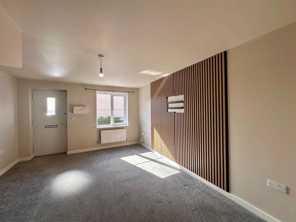 Property photo 3 of 21 Lounge