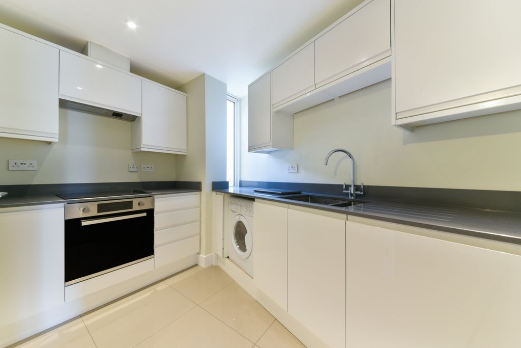 Property photo 3 of 8 Kitchen