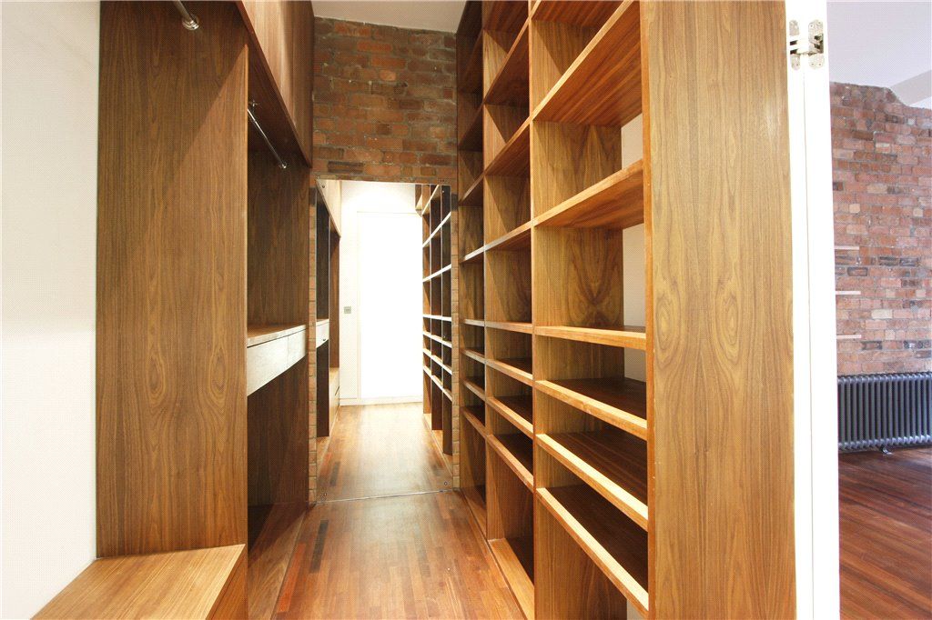 Property photo 3 of 11 Walk-In Wardrobe