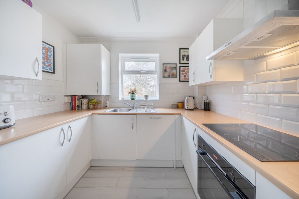 Property photo 3 of 10 1421112-13-69Aeab...