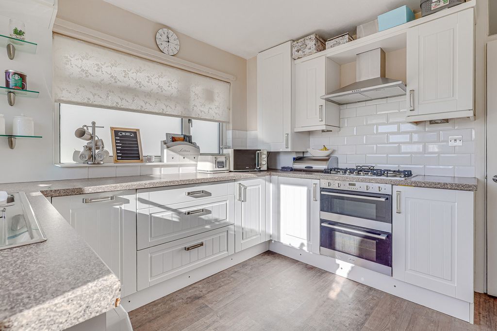 Property photo 2 of 31