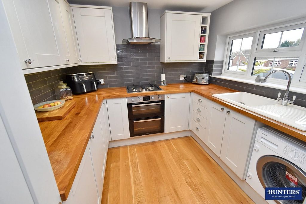 Property photo 2 of 11 Kitchen