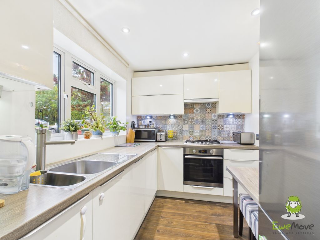 Property photo 3 of 18 Ewemove Estate Agents Basingstoke - Ajax Close - K