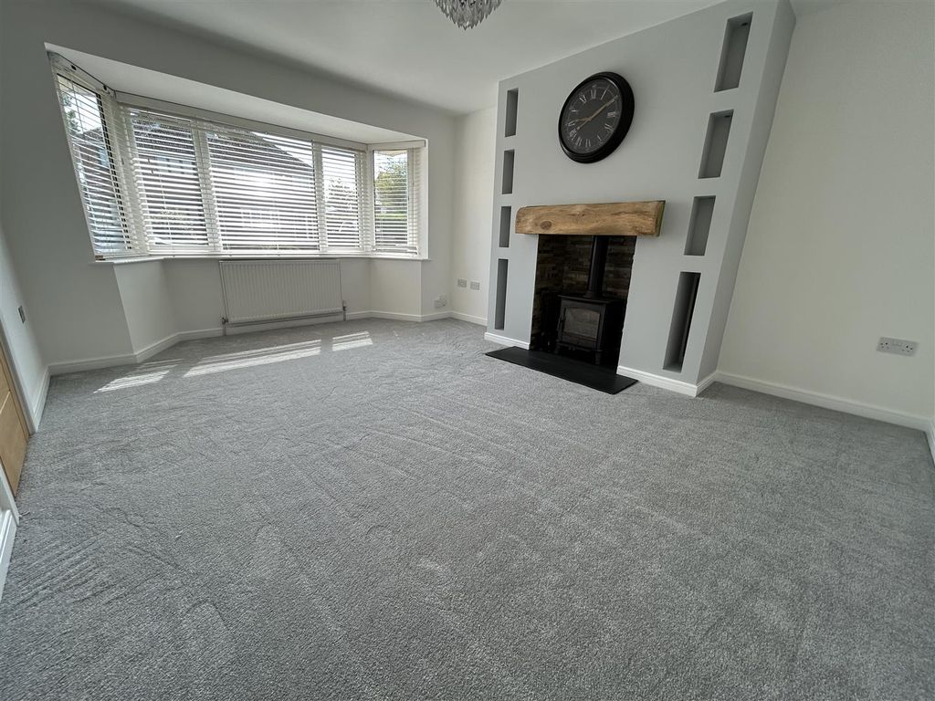 Property photo 3 of 14 Lounge