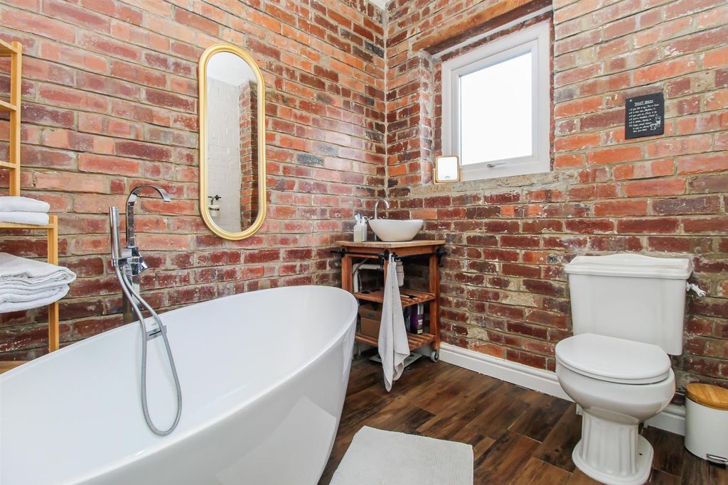 Property photo 2 of 11 Bathroom/W.C.