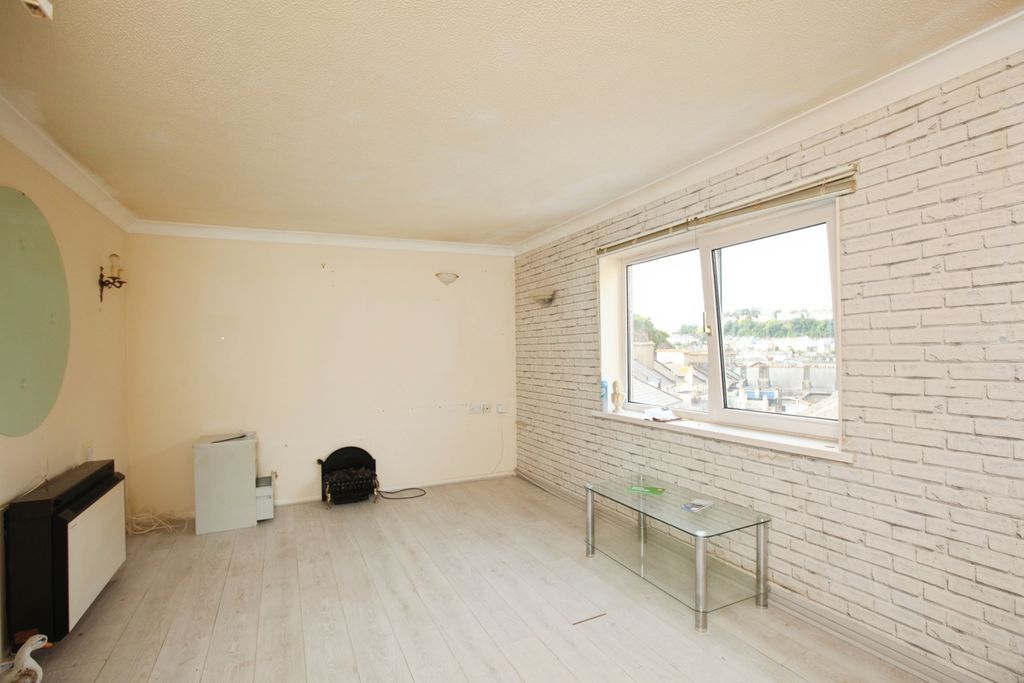 Property photo 3 of 10 Lounge