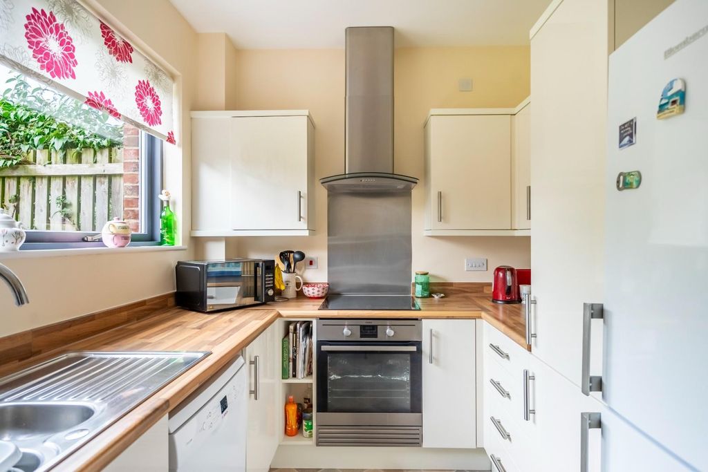 Property photo 3 of 19 Kitchen