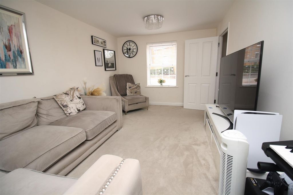 Property photo 3 of 18 Lounge