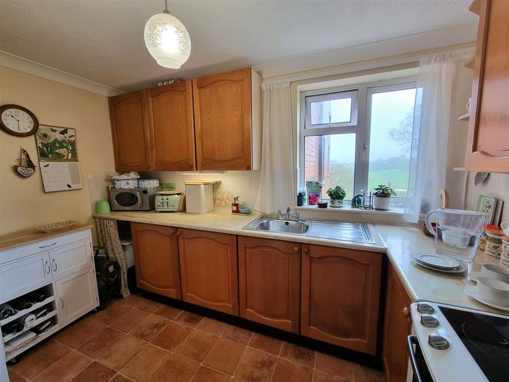 Additional image 8 of 2 bed flat for saleTavistock Road, Launceston PL15