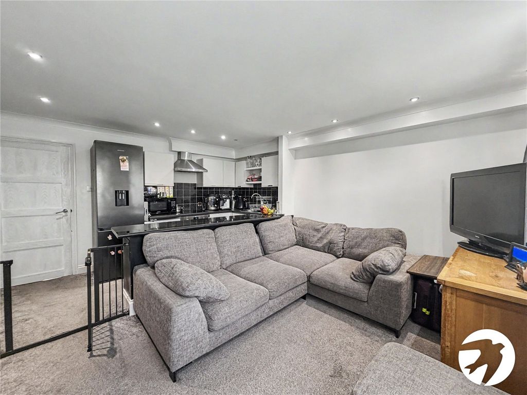 Property photo 3 of 10 Lounge