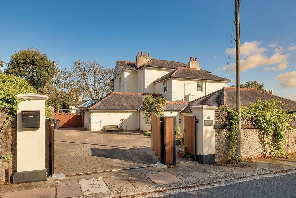 Property photo 2 of 64