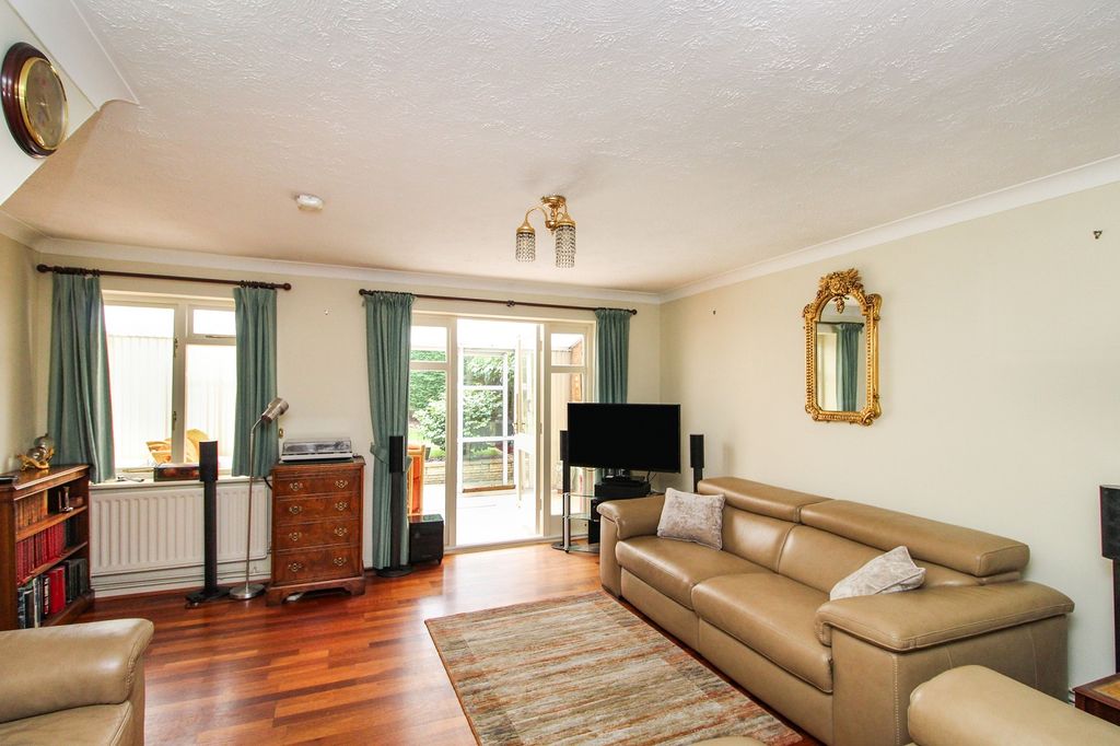 Property photo 3 of 16 Lounge