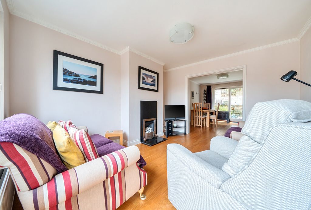 Property photo 3 of 17 Sitting