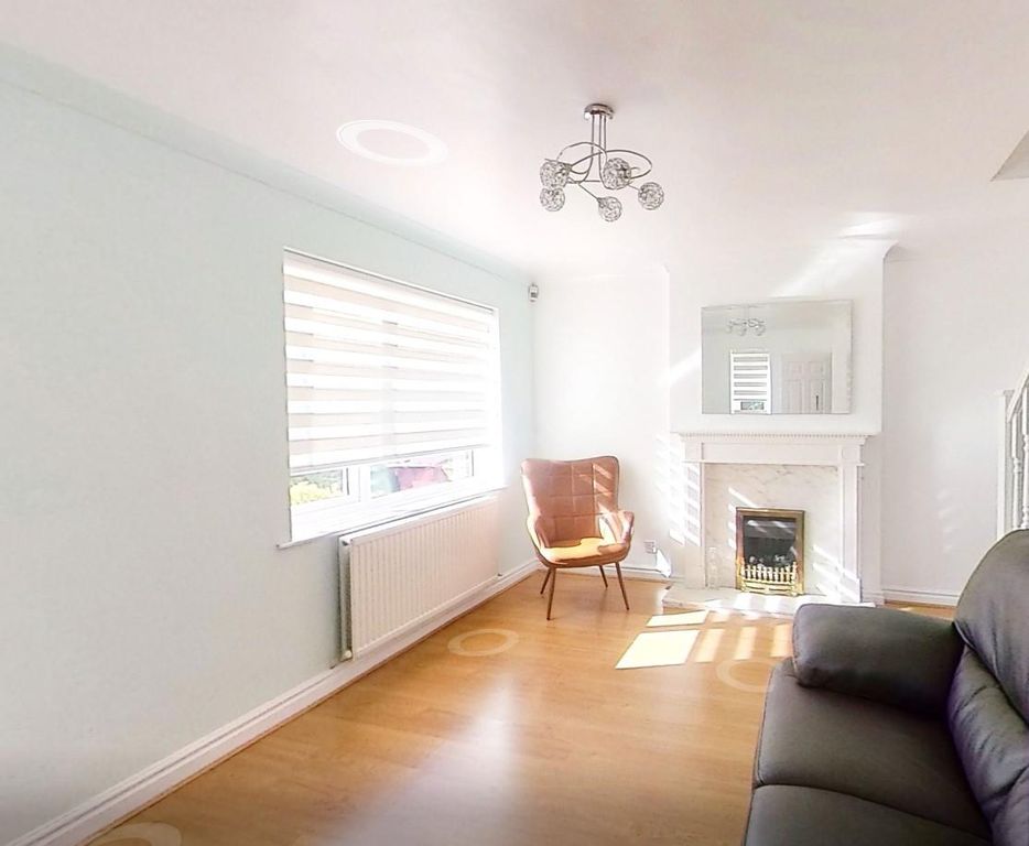 Property photo 3 of 20 Lounge