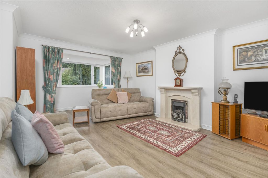 Property photo 2 of 18 2 Poplar Close, Banbury-4.Jpg
