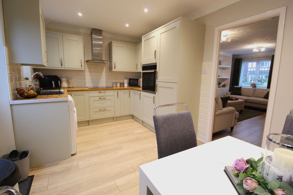 Property photo 3 of 18 Kitchen Diner 2