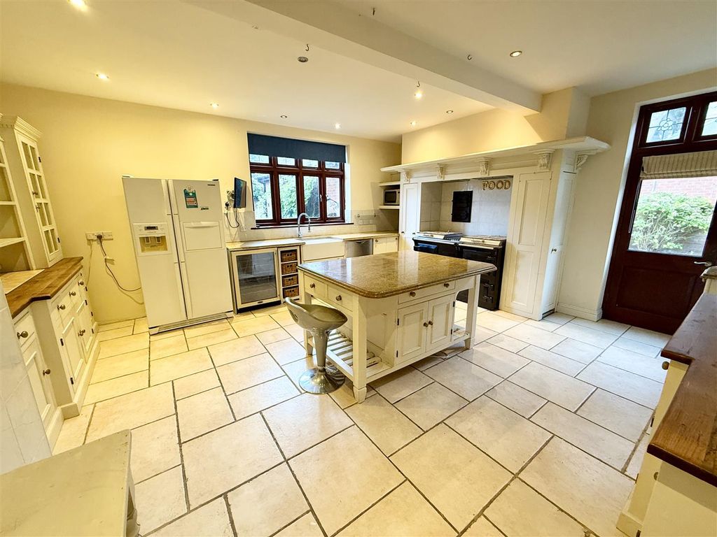 Property photo 2 of 21 Kitchen Breakfast Room
