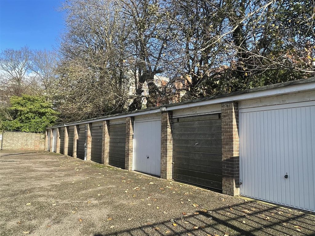 Property photo 3 of 4 Garage Block.Jpeg