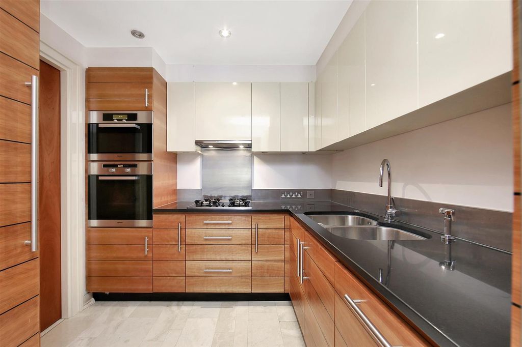Property photo 3 of 10 Kitchen