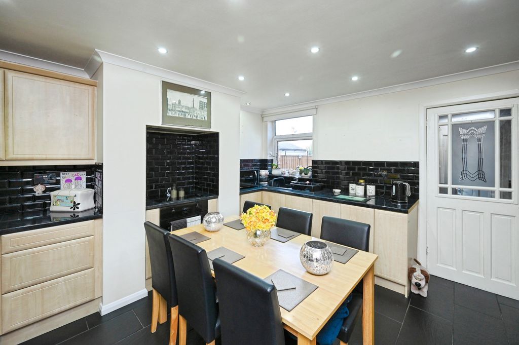 Property photo 3 of 15 Kitchen/Dining Room