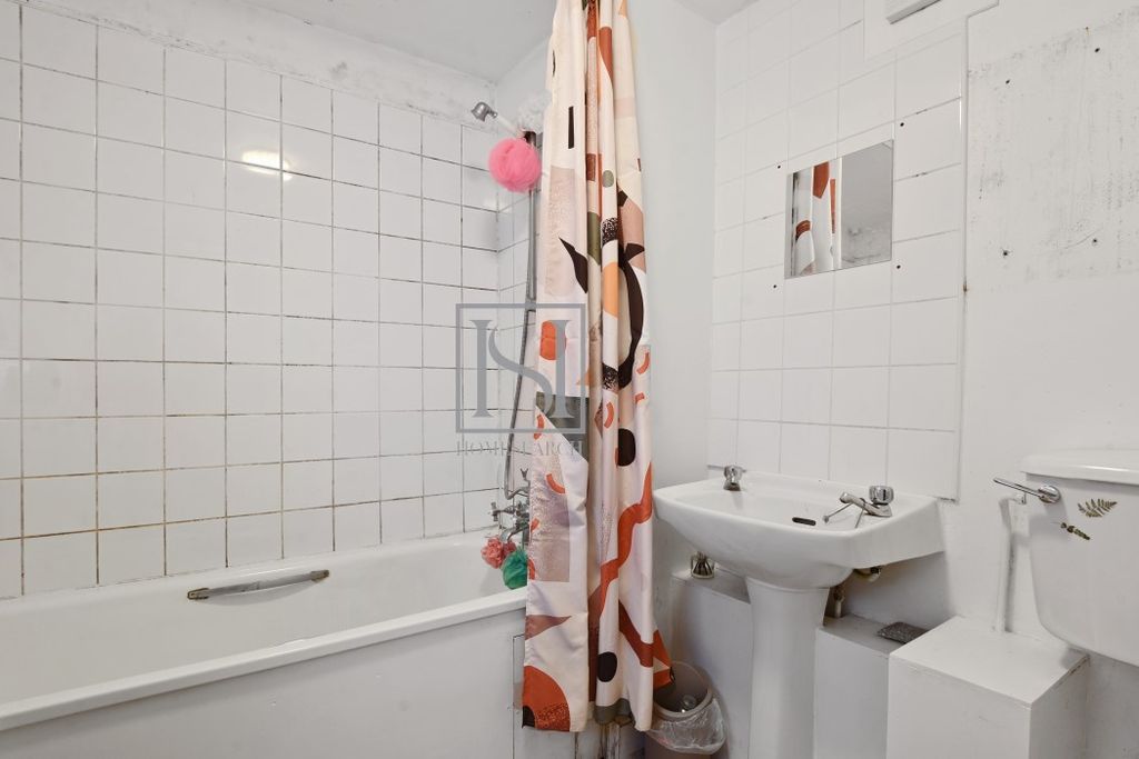 Property photo 2 of 11 Bathroom