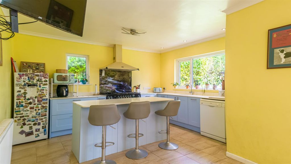 Property photo 2 of 28 Woodside, Mullion-11.Jpg