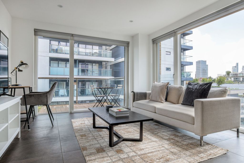 Property photo 1 of 20 Living Room