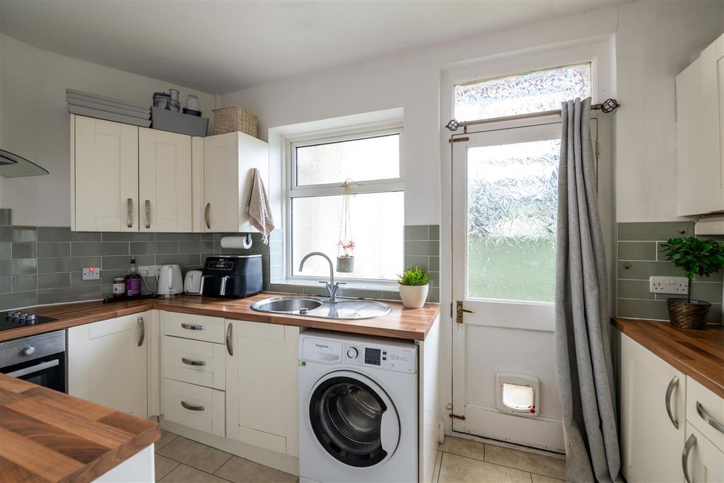 Property photo 3 of 10 51 Meath Green Internals-7 - Copy.Jpg