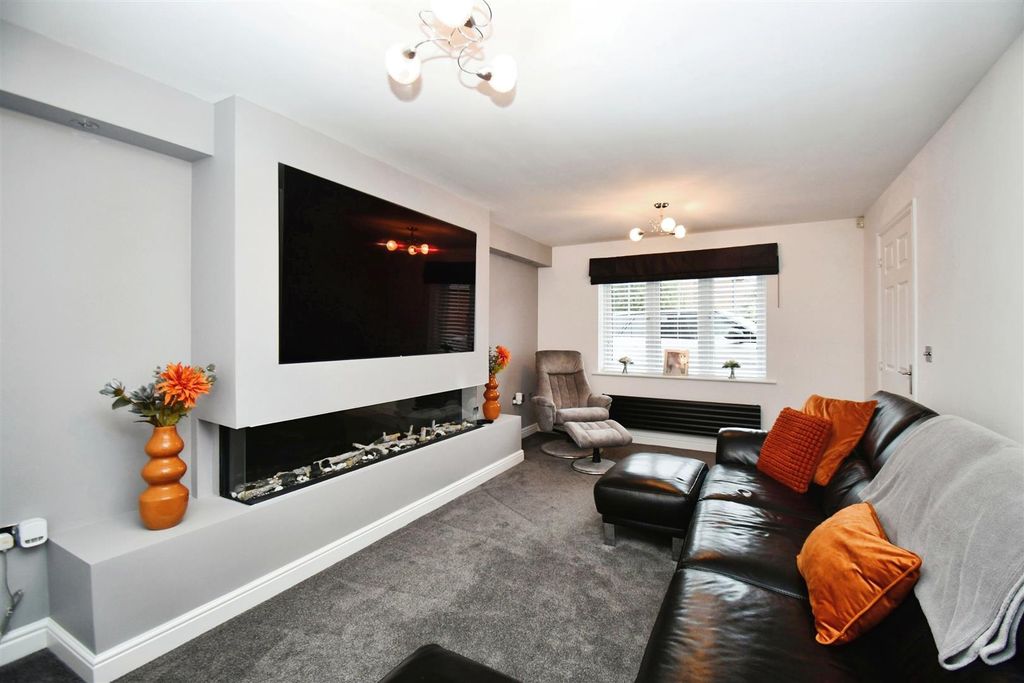 Property photo 2 of 36 Lounge