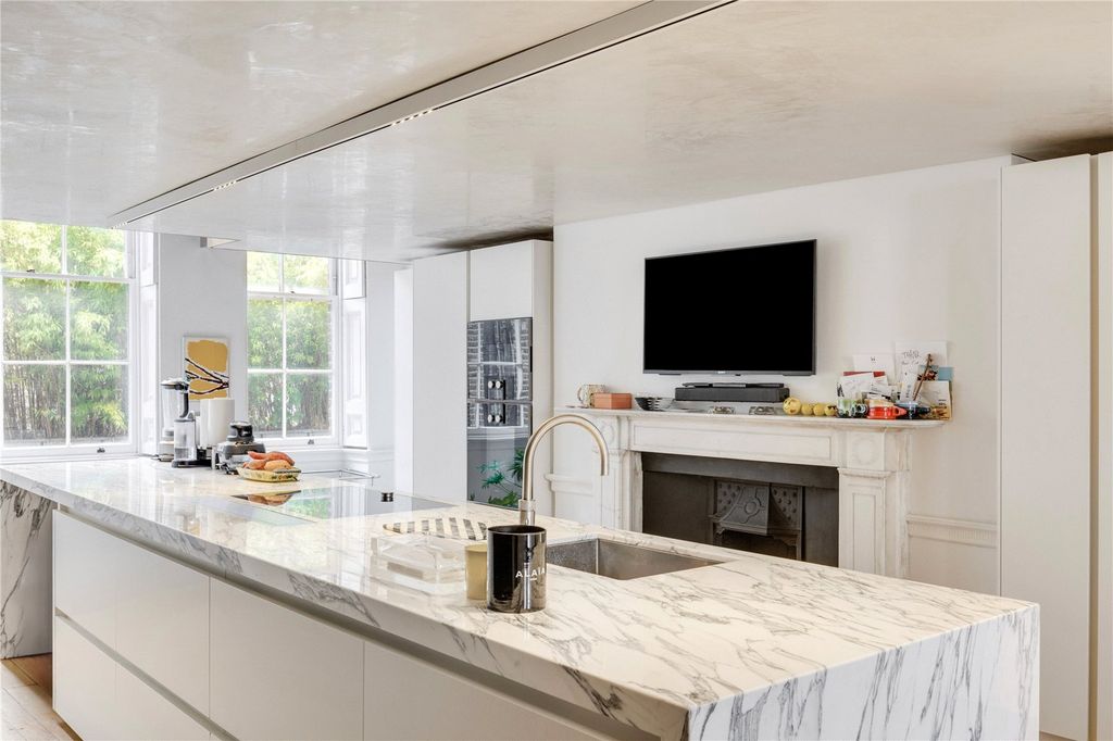 Property photo 3 of 10 Kitchen