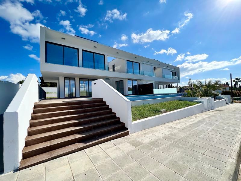 Property photo 1 of 27 Front Of The Villa