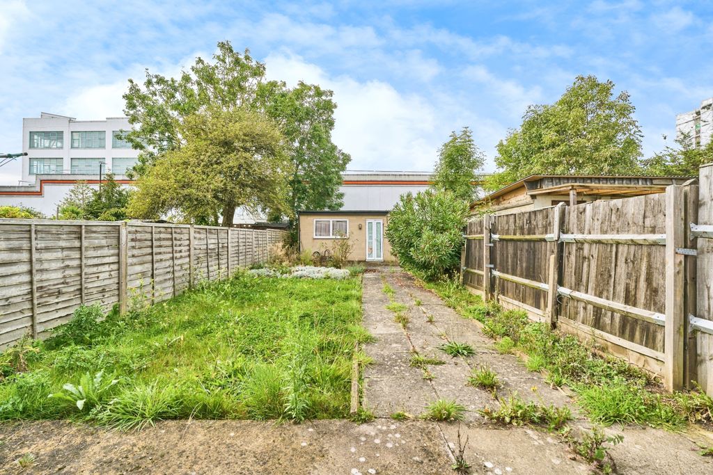 Property photo 3 of 20 Garden With Outbuilding