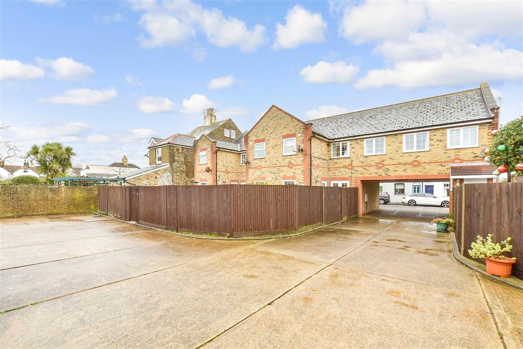 Property photo 1 of 13 Driveway/Parking