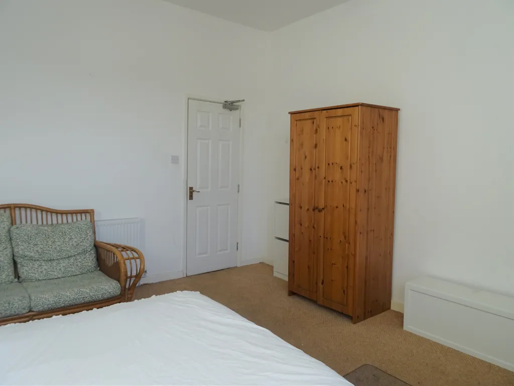 House in Cardiff, Grangetown - More
