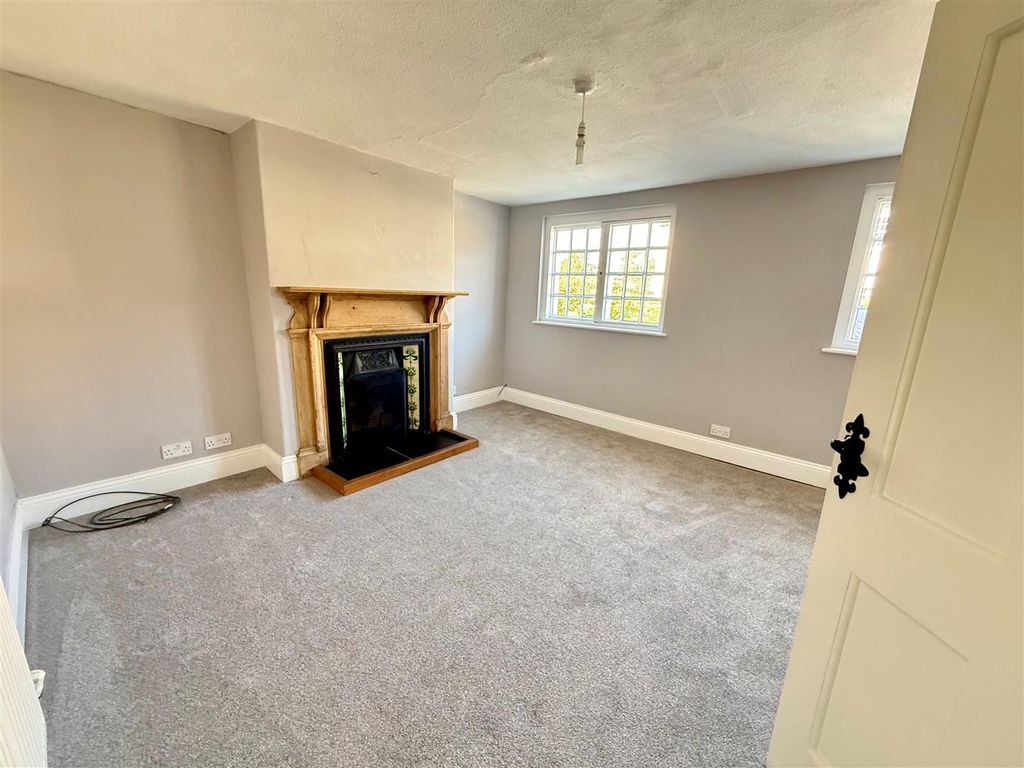 Property photo 3 of 6 2026_07_15 Living Room Po Row.Jpg