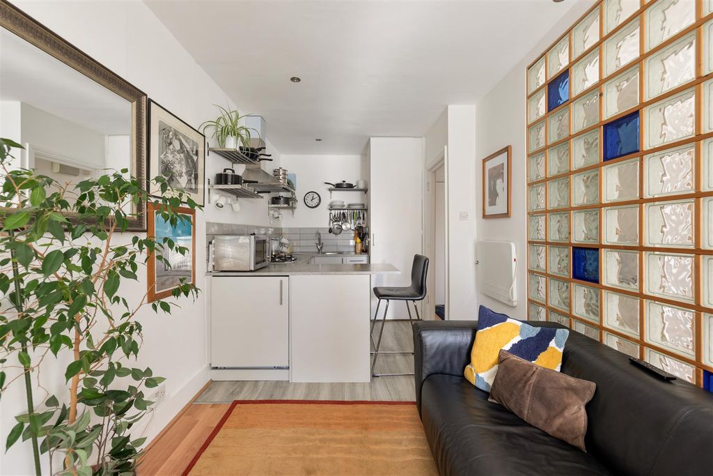 Property photo 3 of 21 High Street, E11