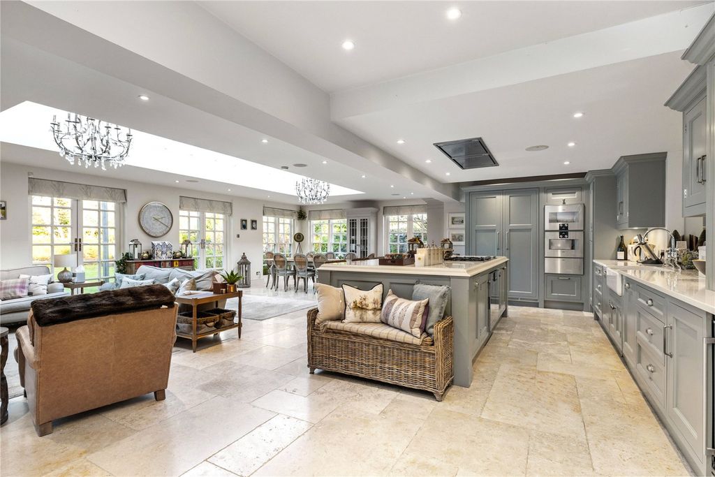 Property photo 2 of 23 Kitchen/Breakfast