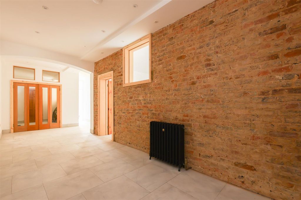 Property photo 2 of 19 Hallway