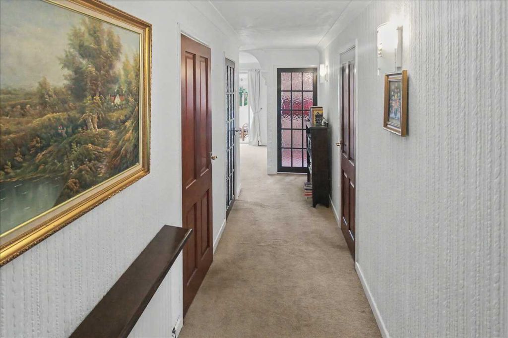 Property photo 3 of 25 Entrance Hall